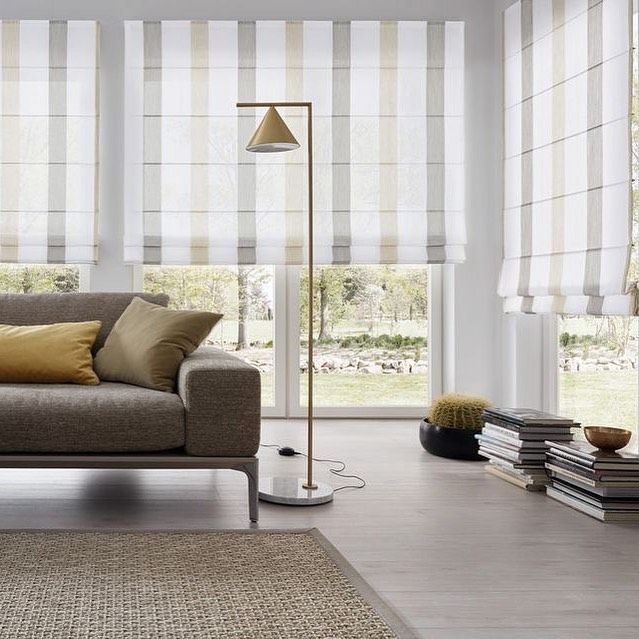 Un soggiorno con un divano e una lampada