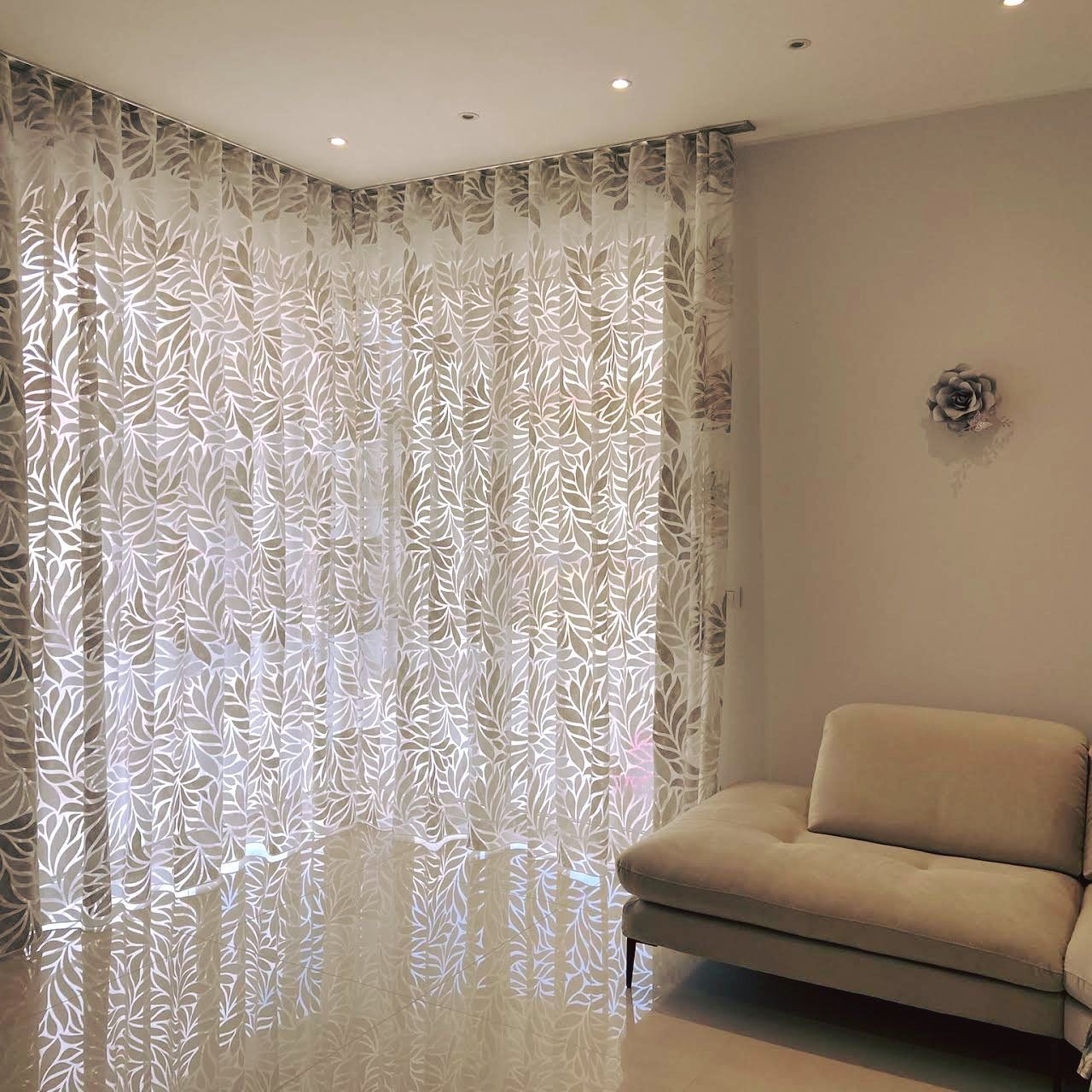 Un soggiorno con divano e porte scorrevoli in vetro