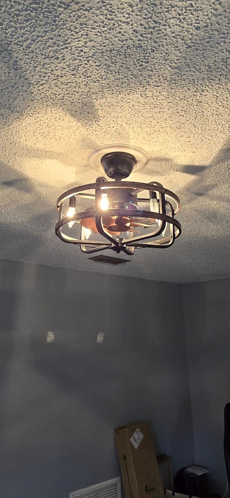 A ceiling fan is hanging from the ceiling of a room.