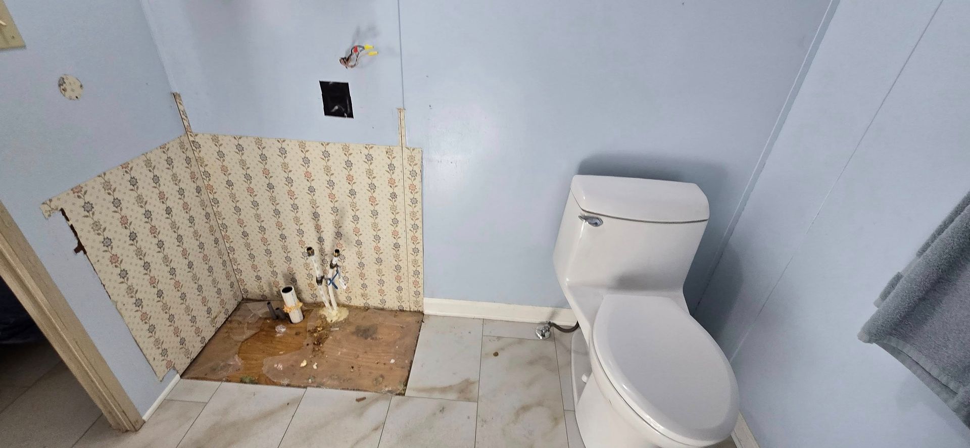 A bathroom with a toilet and a sink in it.