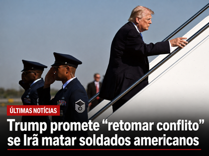 Donald Trump embarca na escada de um avião, com militares uniformizados por perto. 