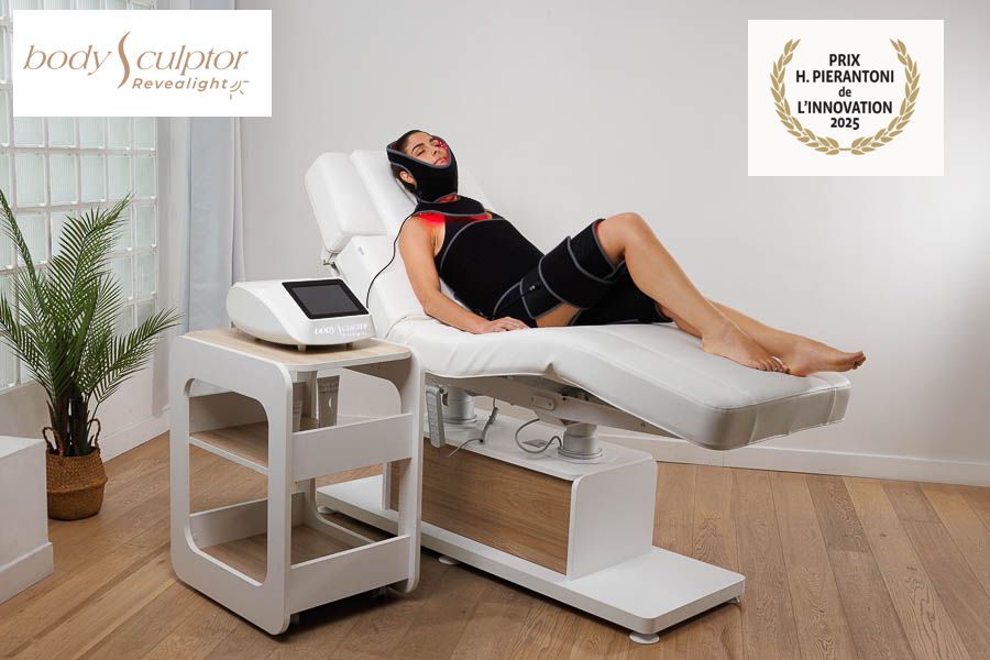 Eine Frau liegt in einem Zimmer auf einem Massagetisch.