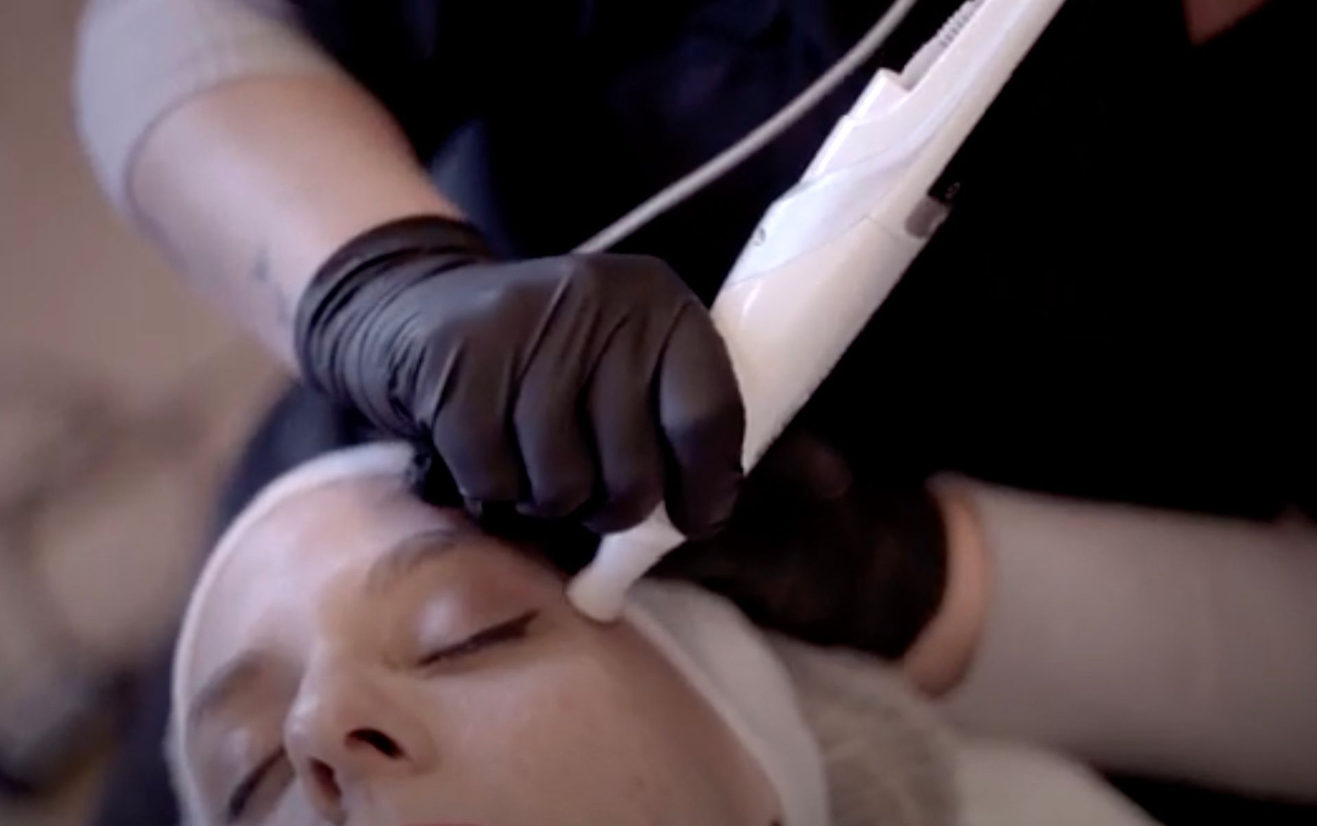 Eine Frau bekommt in einem Schönheitssalon eine Gesichtsbehandlung.