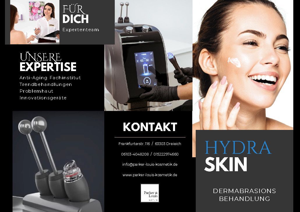 Eine Frau lächelt, während sie ihr Gesicht eincremt.