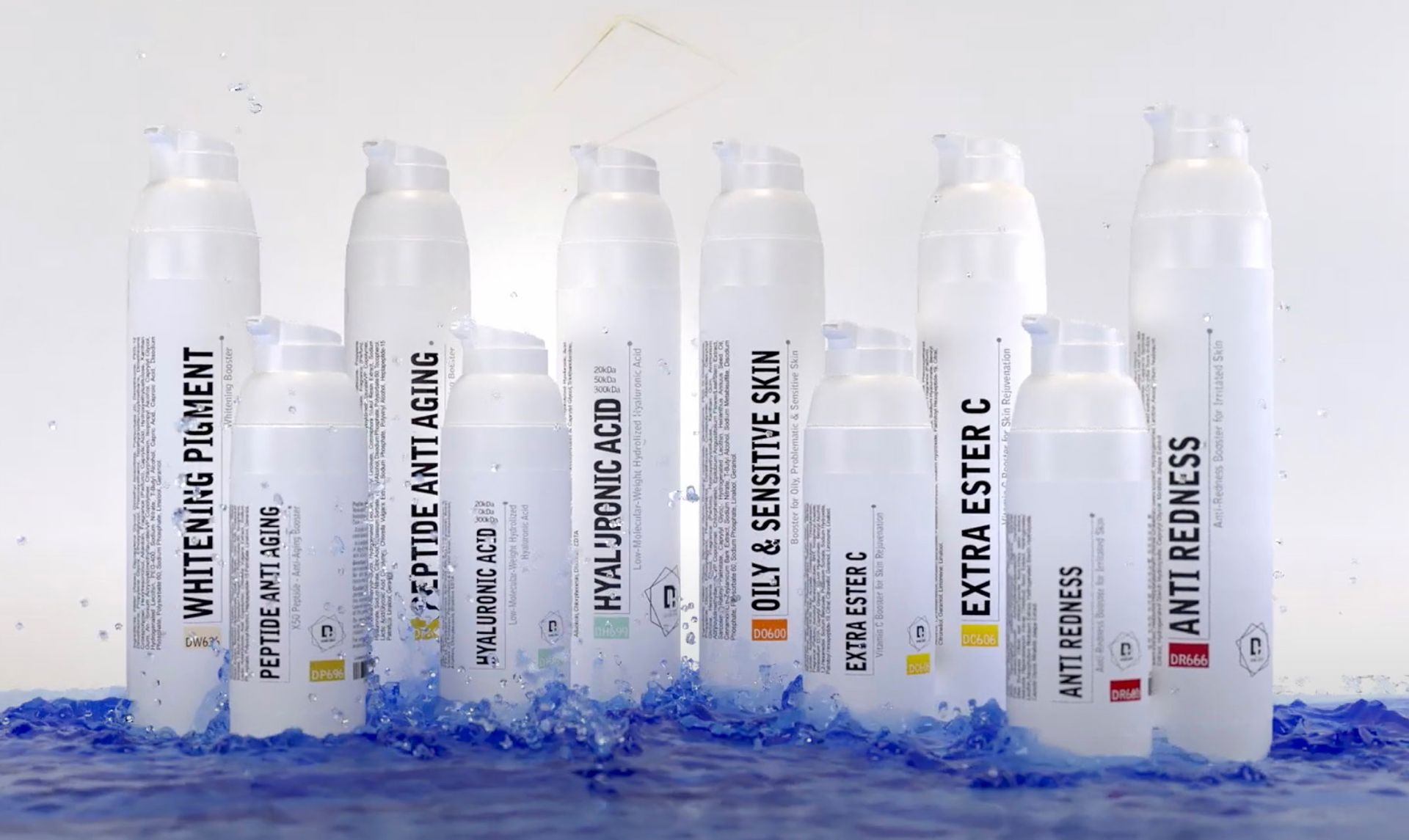 Eine Gruppe von Flaschen, die übereinander im Wasser stehen.