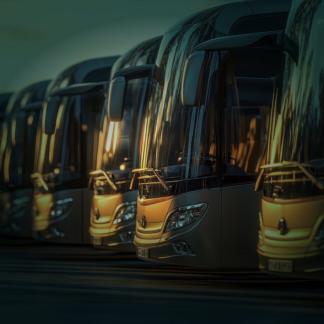 Uma fileira de ônibus estacionados um ao lado do outro