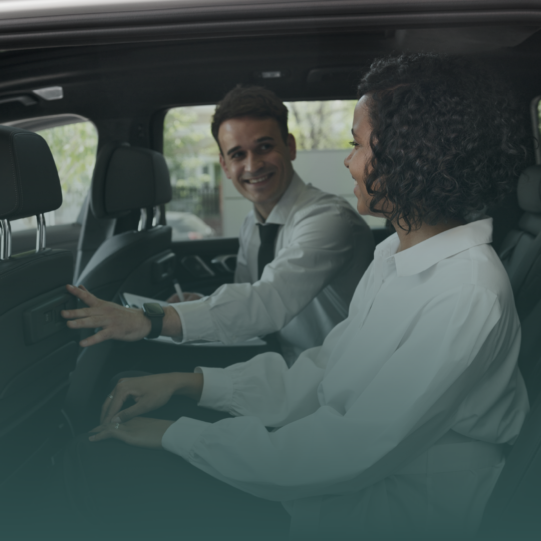 Um carro branco com a porta aberta está estacionado em um estacionamento.