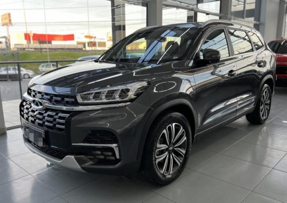 Um SUV preto está estacionado em um showroom.