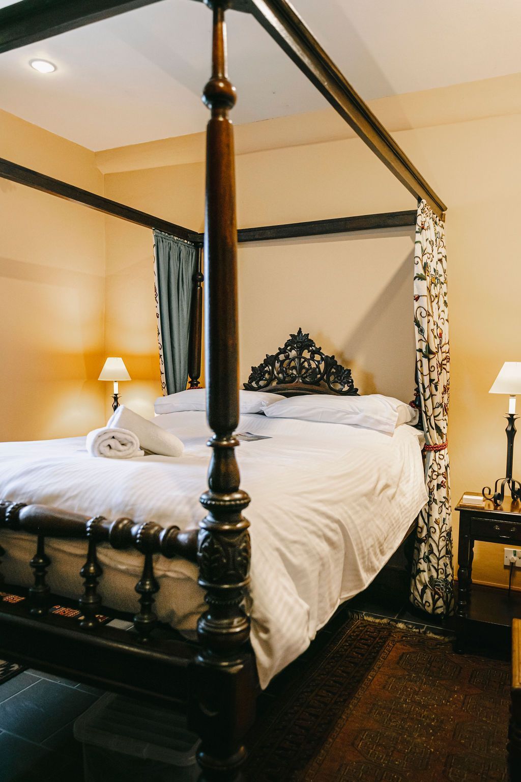 four poster bed