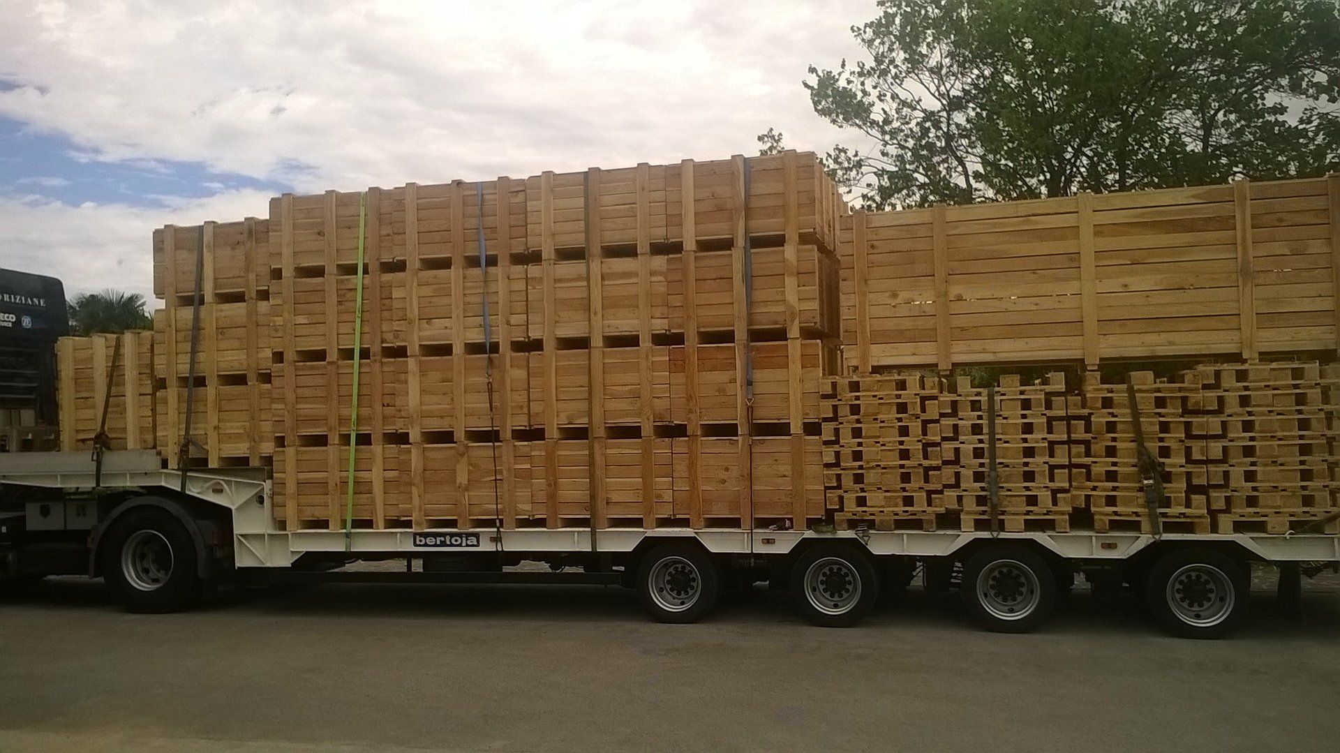 carico con pallet di legno