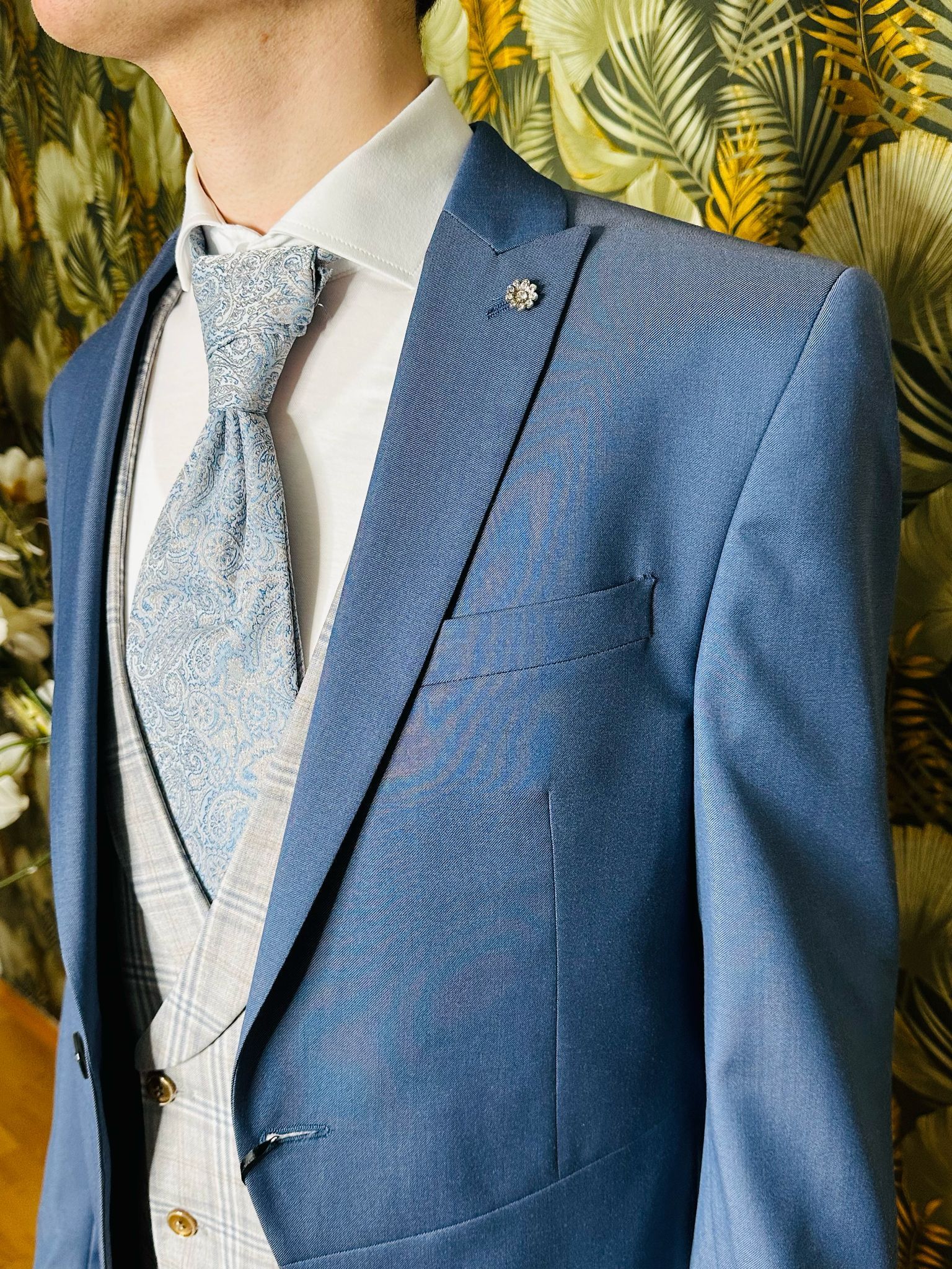 Ein Mann trägt einen blauen Anzug und eine Krawatte.