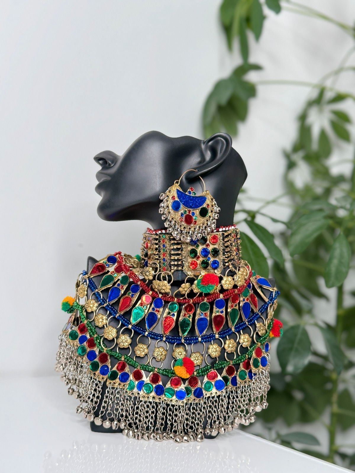 Eine Schaufensterpuppe mit einer bunten Halskette und Ohrringen