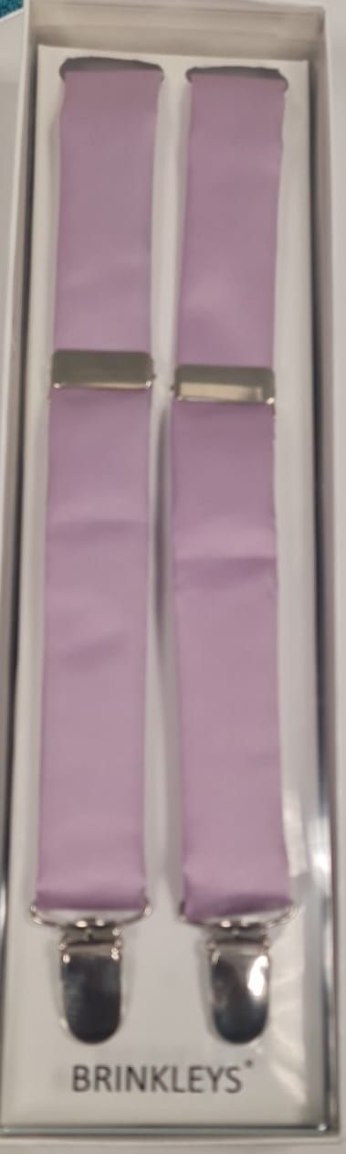 In einer Schachtel befindet sich ein Paar lila Hosenträger.