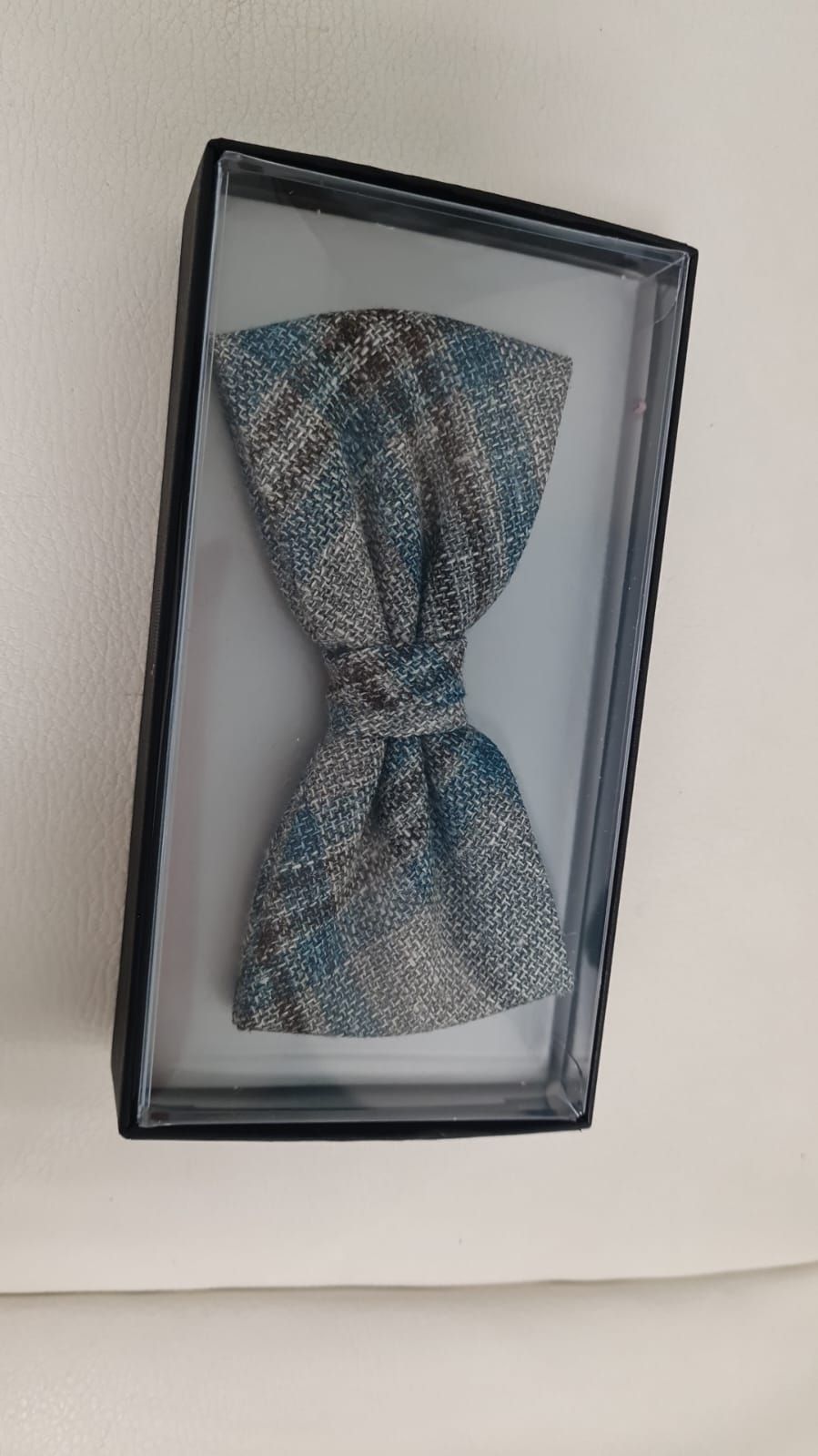 Eine Fliege liegt in einer Schachtel auf einem Tisch.