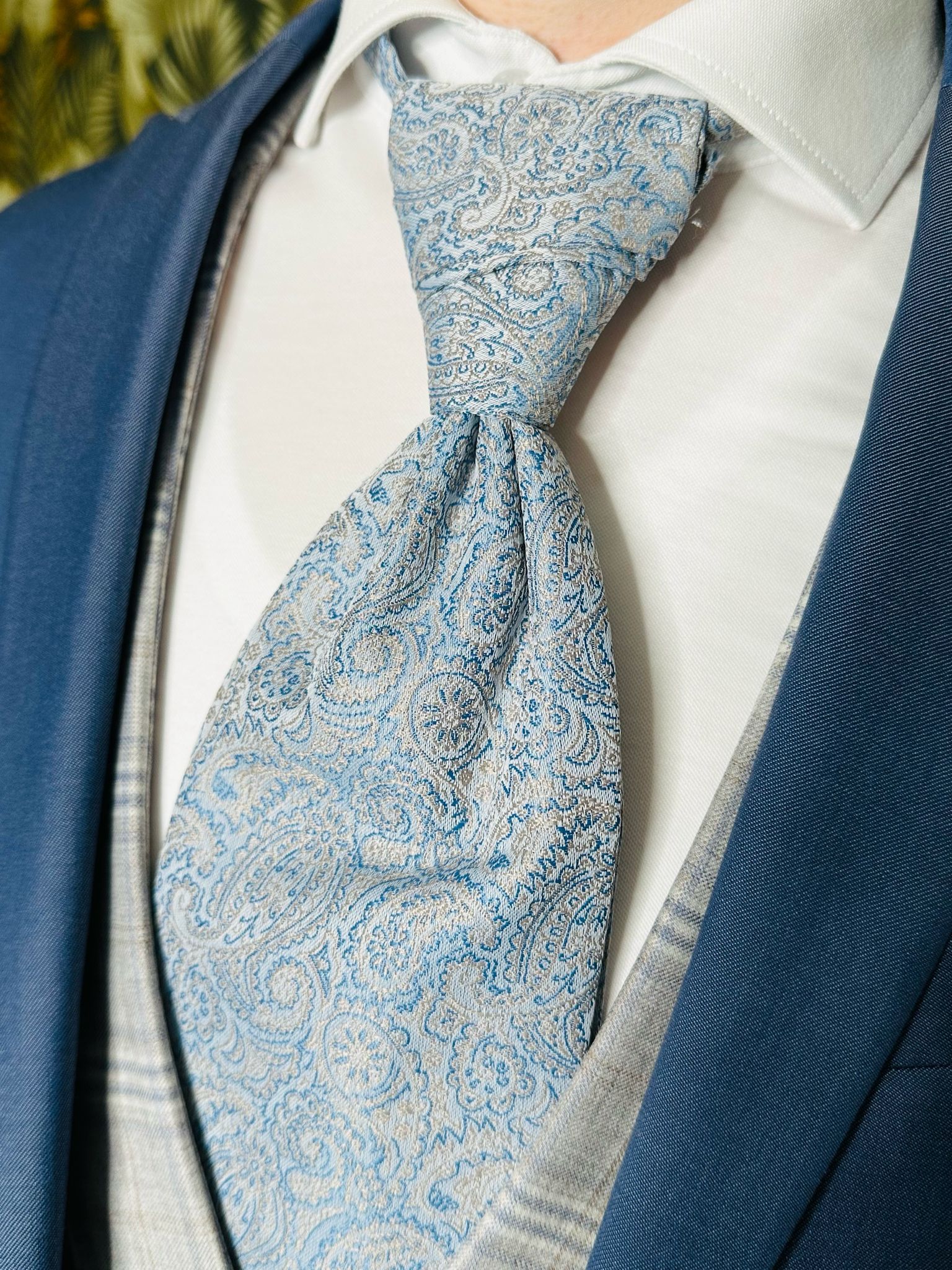 Ein Mann in einem blauen Anzug und einer blauen Krawatte