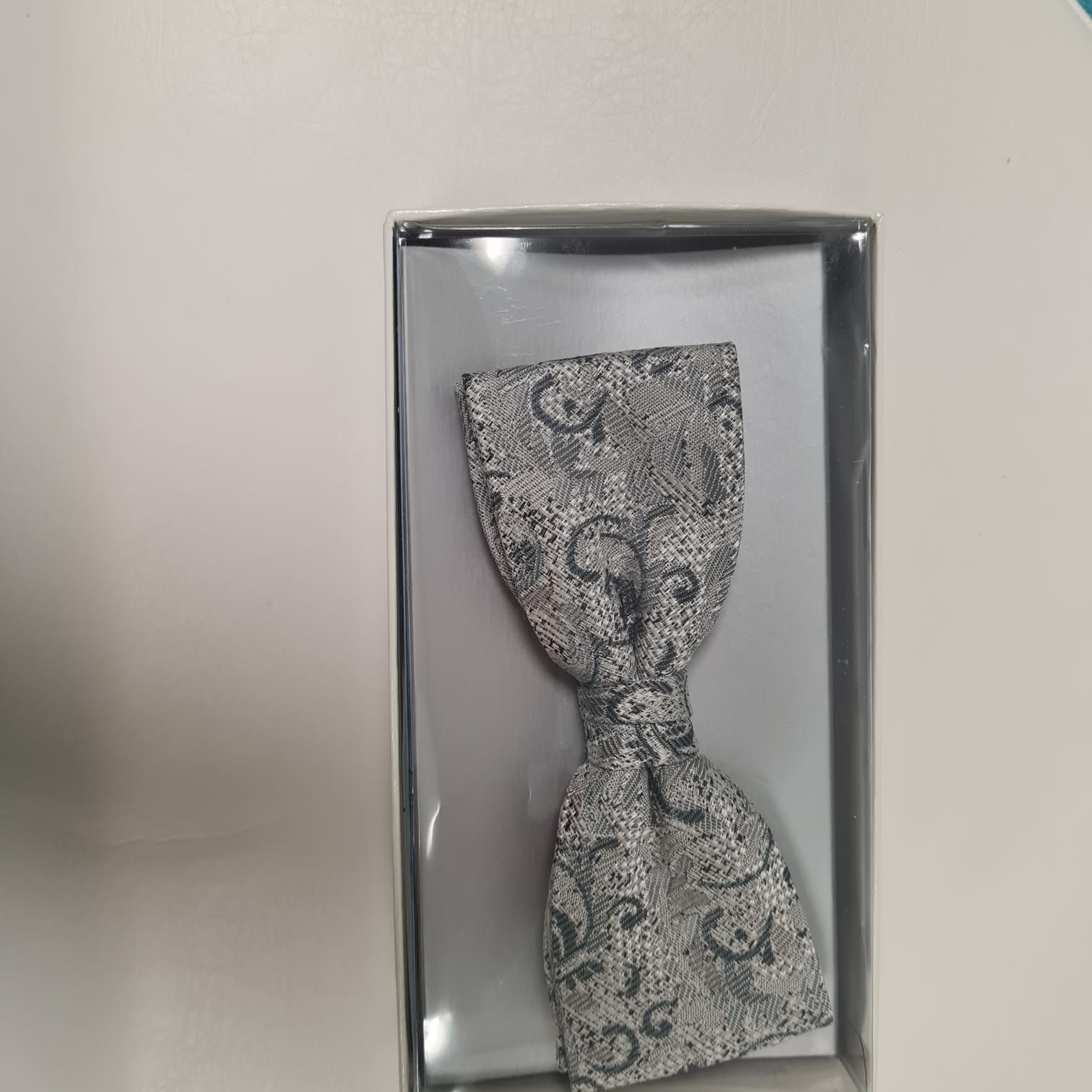 Eine Fliege liegt in einer Schachtel auf einem Tisch.