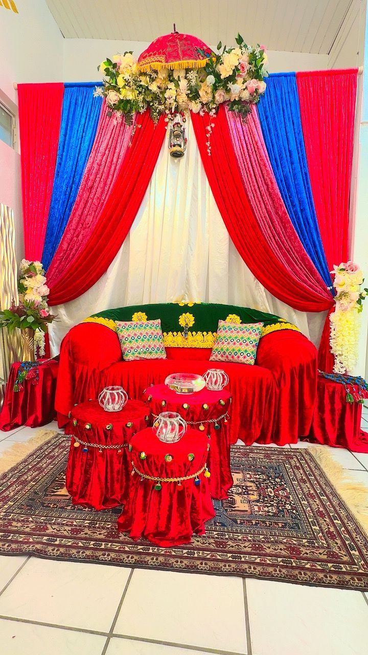 Ein für eine Hochzeit dekorierter Raum mit einem Sofa und Stühlen