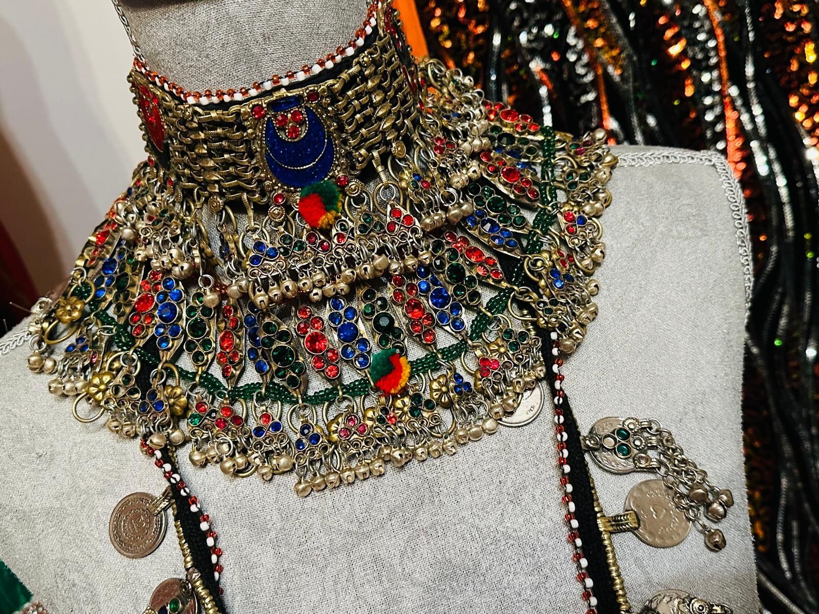 Eine Schaufensterpuppe trägt ein Set aus Halskette und Armband.