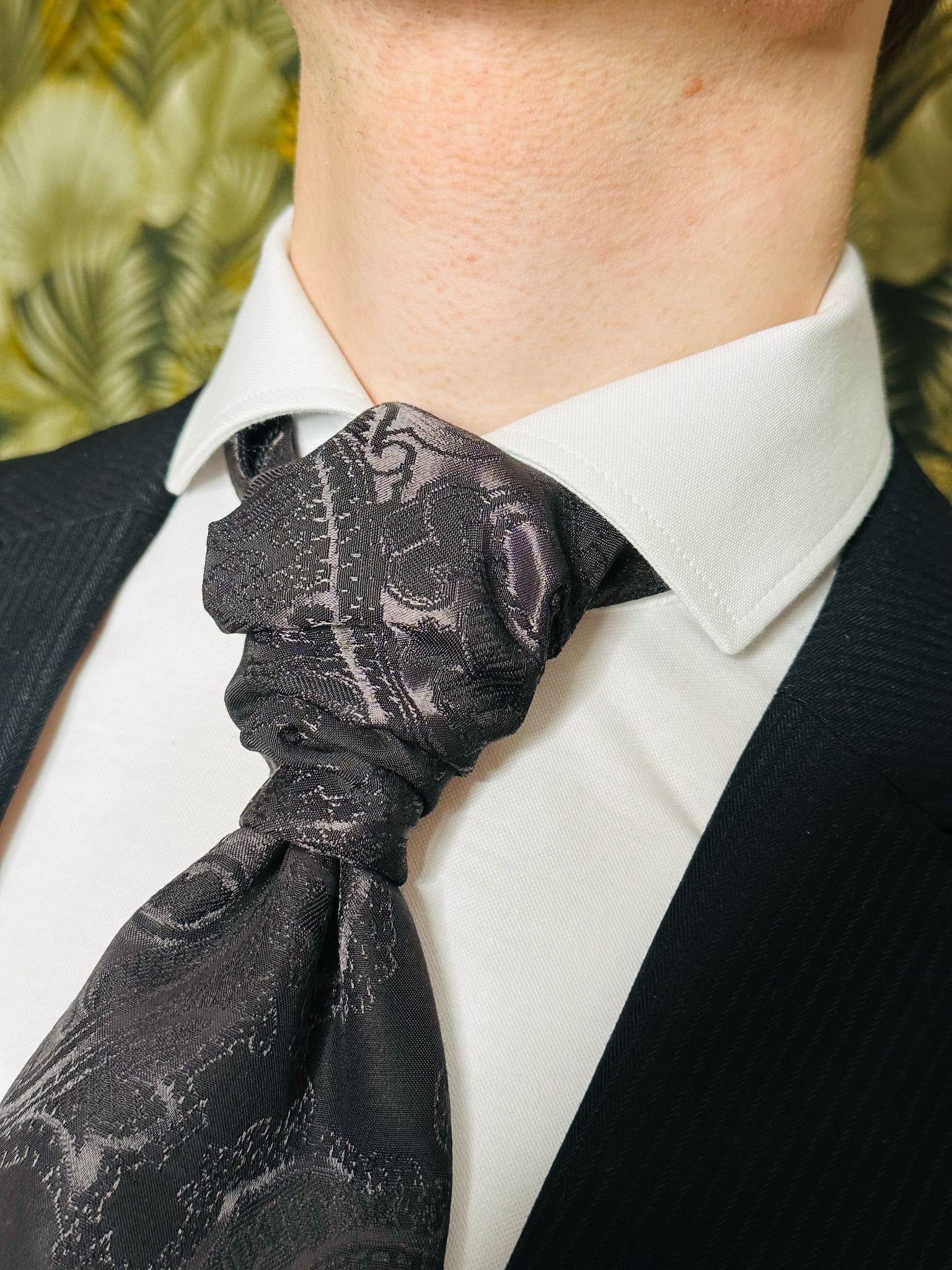 Eine Nahaufnahme eines Mannes in Anzug und Krawatte