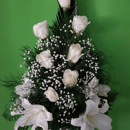 Un ramo de flores blancas sobre un fondo verde.