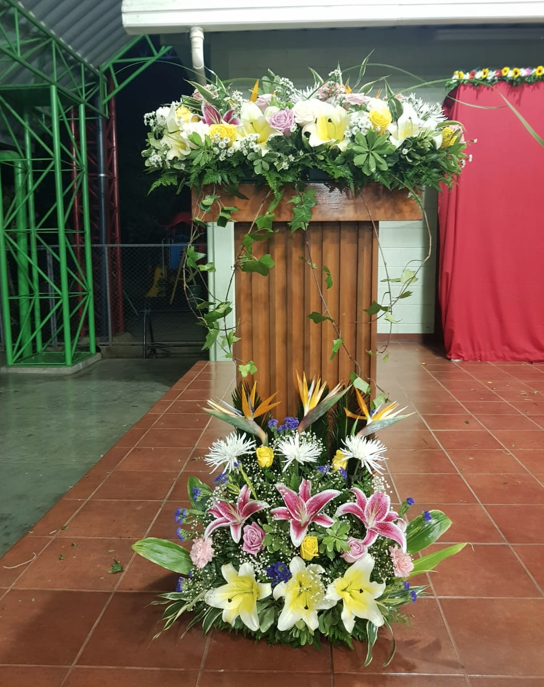 Un podio de madera con un ramo de flores encima.