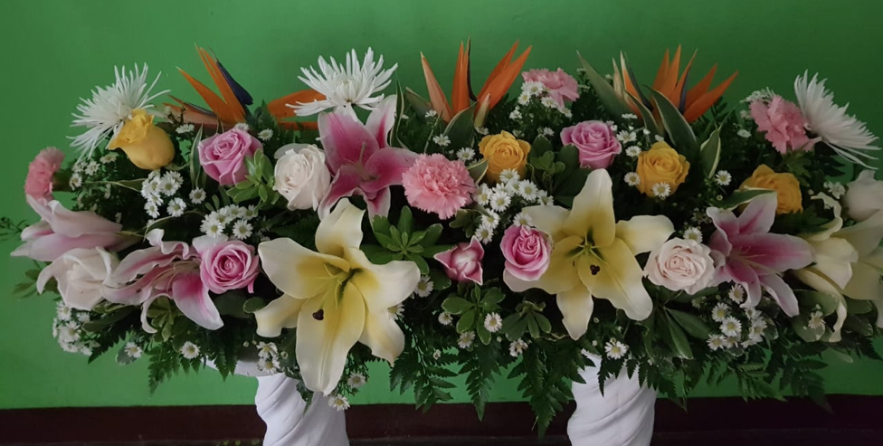 Hay muchos tipos diferentes de flores en los jarrones.