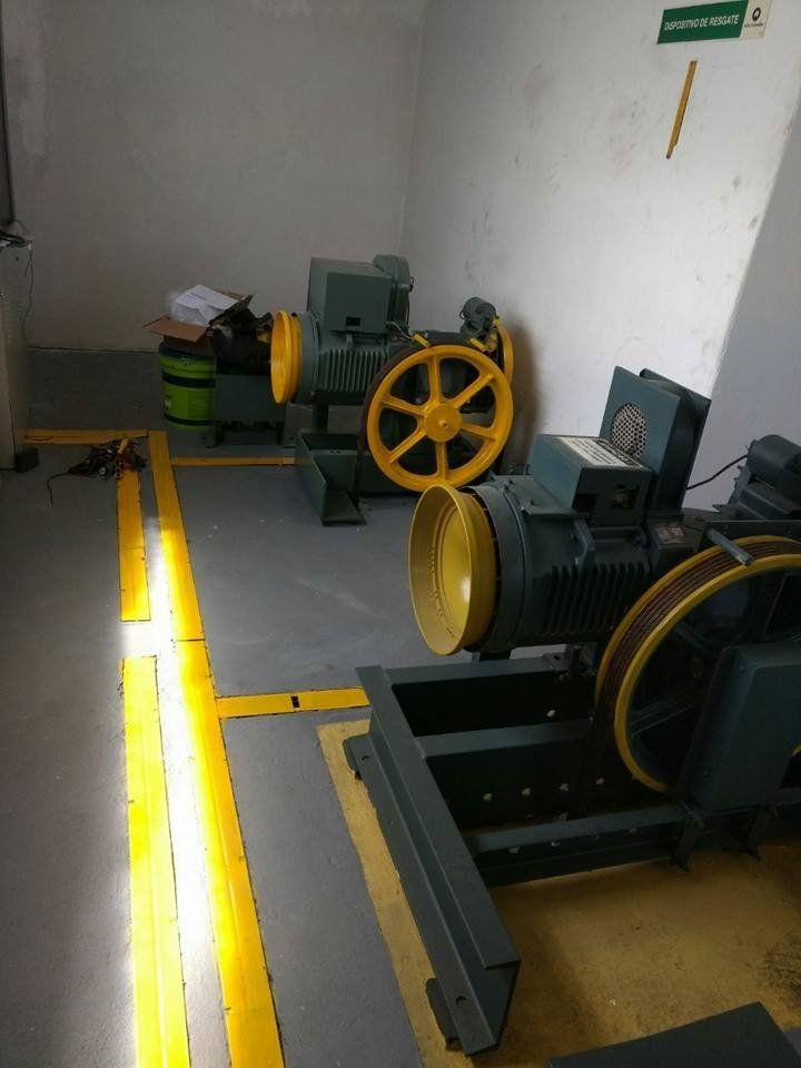 Casa de máquina com base e pintura de segurança