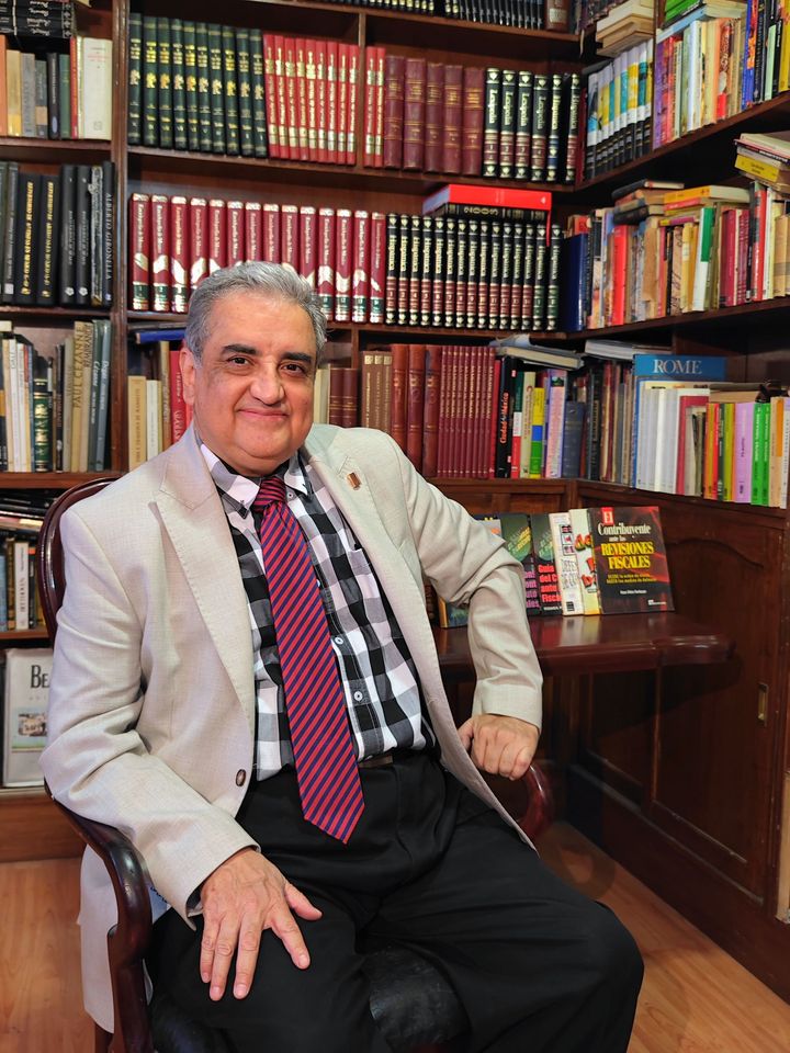 Dr. Arturo de Jesús Urbina Nandayapa  en su biblioteca personal.