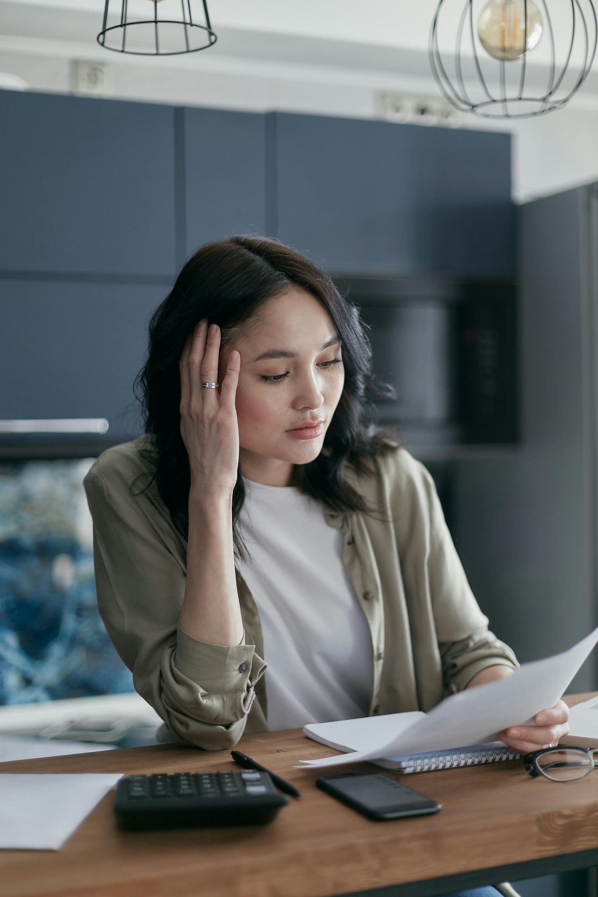 Mujer preocupada por su situación fiscal.