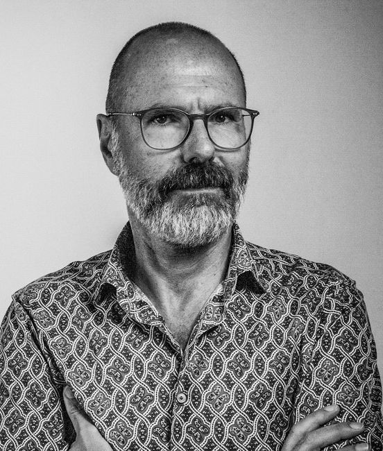 uomo alla scrivania