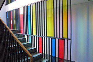 Treppenhaus mit bunten Farben