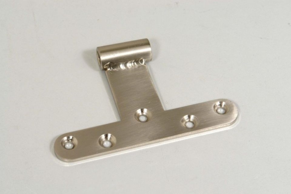 Una cerniera per porta in acciaio inossidabile è appoggiata su una superficie bianca.