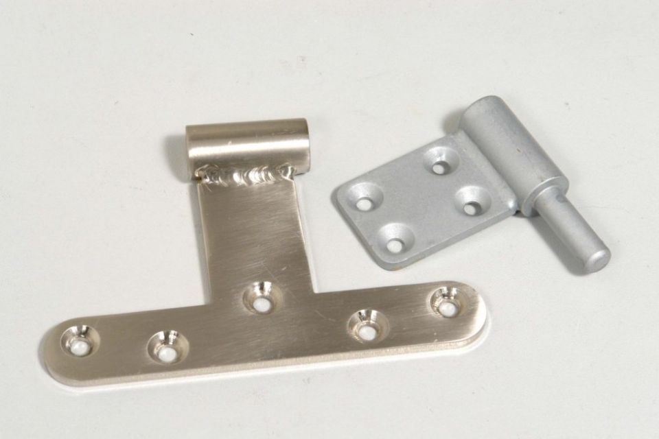 Una coppia di cerniere metalliche su una superficie bianca