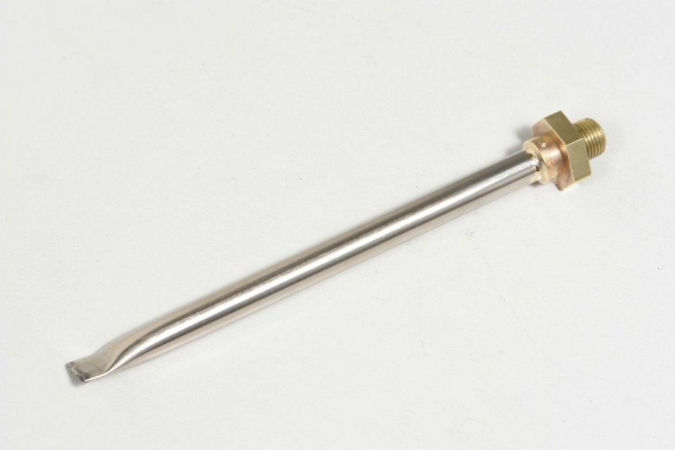 Un tubo metallico con un raccordo in ottone su una superficie bianca.