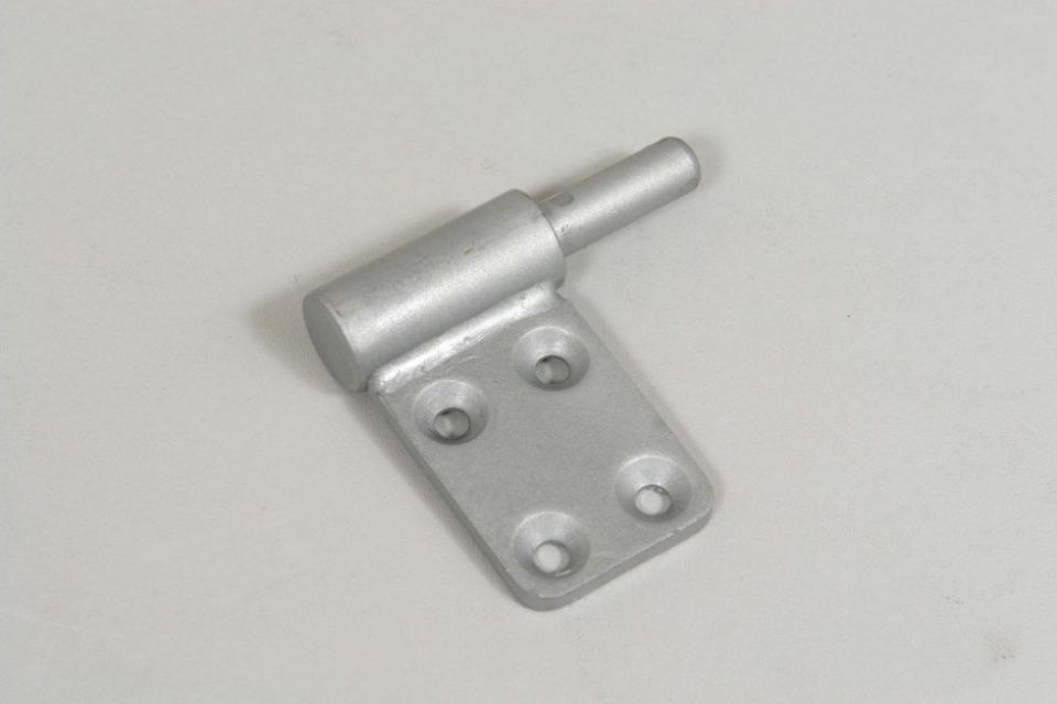 Primo piano della cerniera di una porta su una superficie bianca.