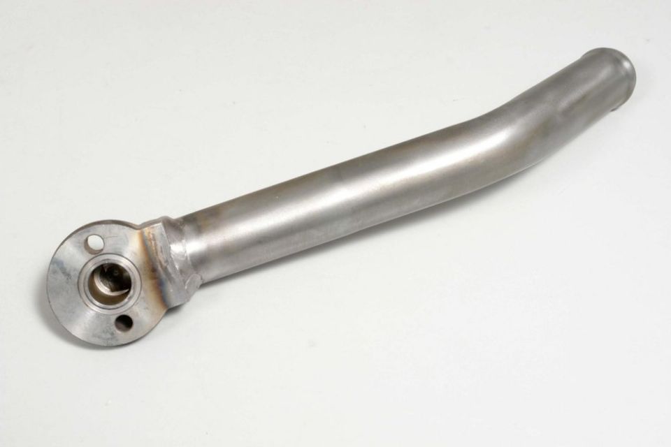 Un tubo di acciaio inossidabile è appoggiato su una superficie bianca.