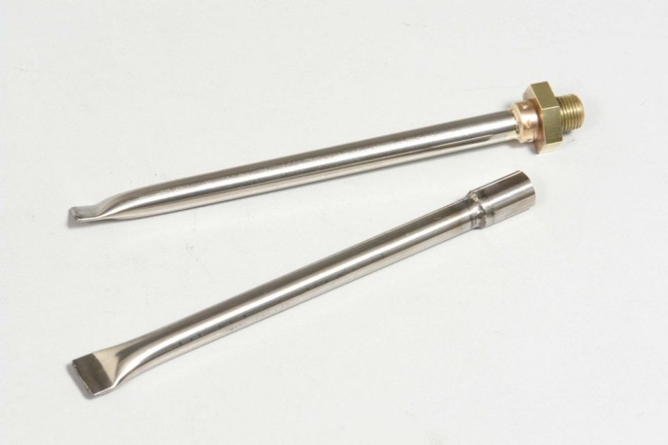 Due barre di acciaio inossidabile con raccordi in ottone su una superficie bianca.