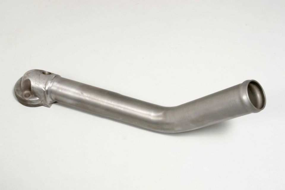 Un tubo di acciaio inossidabile è appoggiato su una superficie bianca.