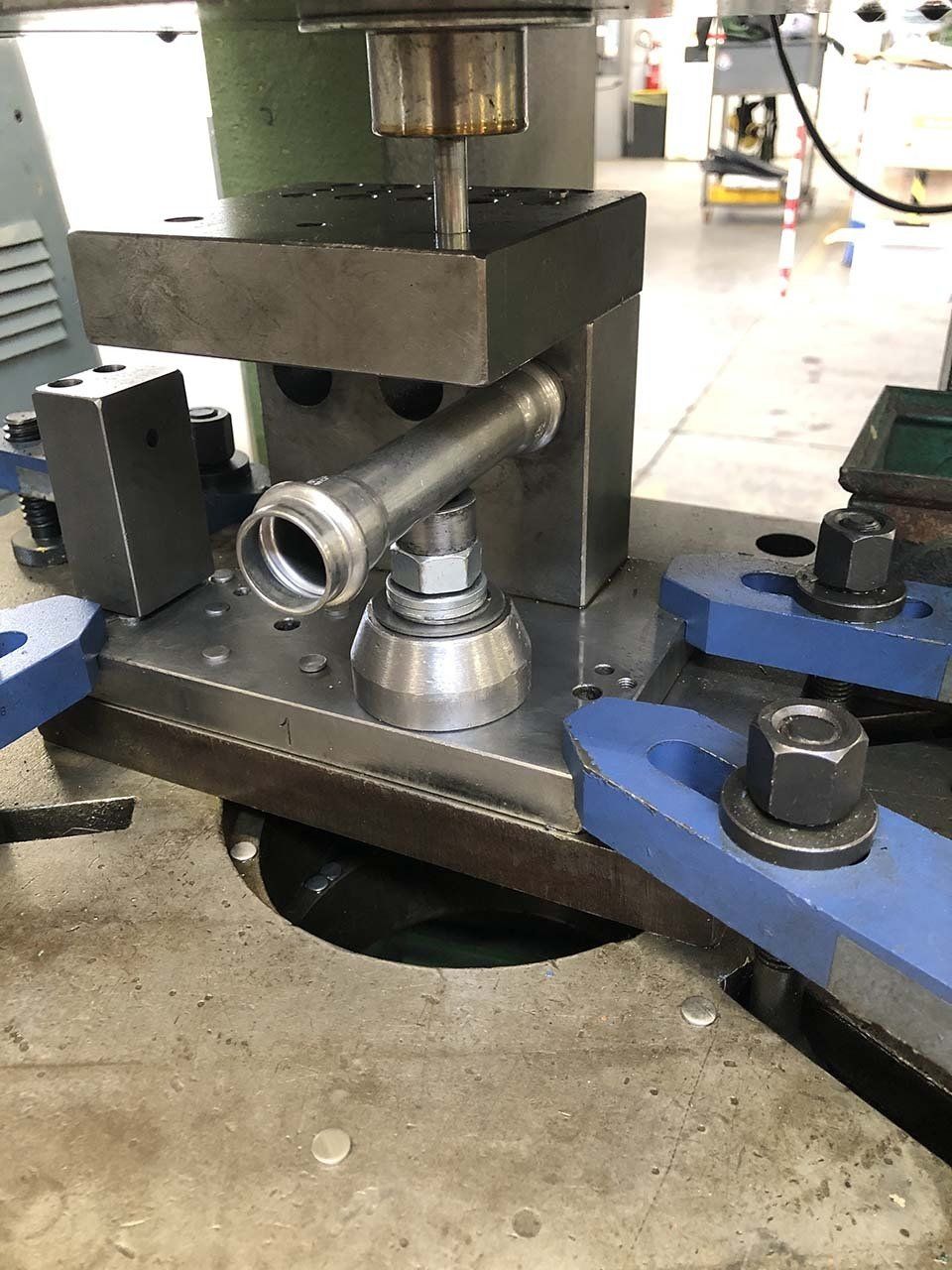 Una macchina è posizionata sopra un pavimento di cemento.