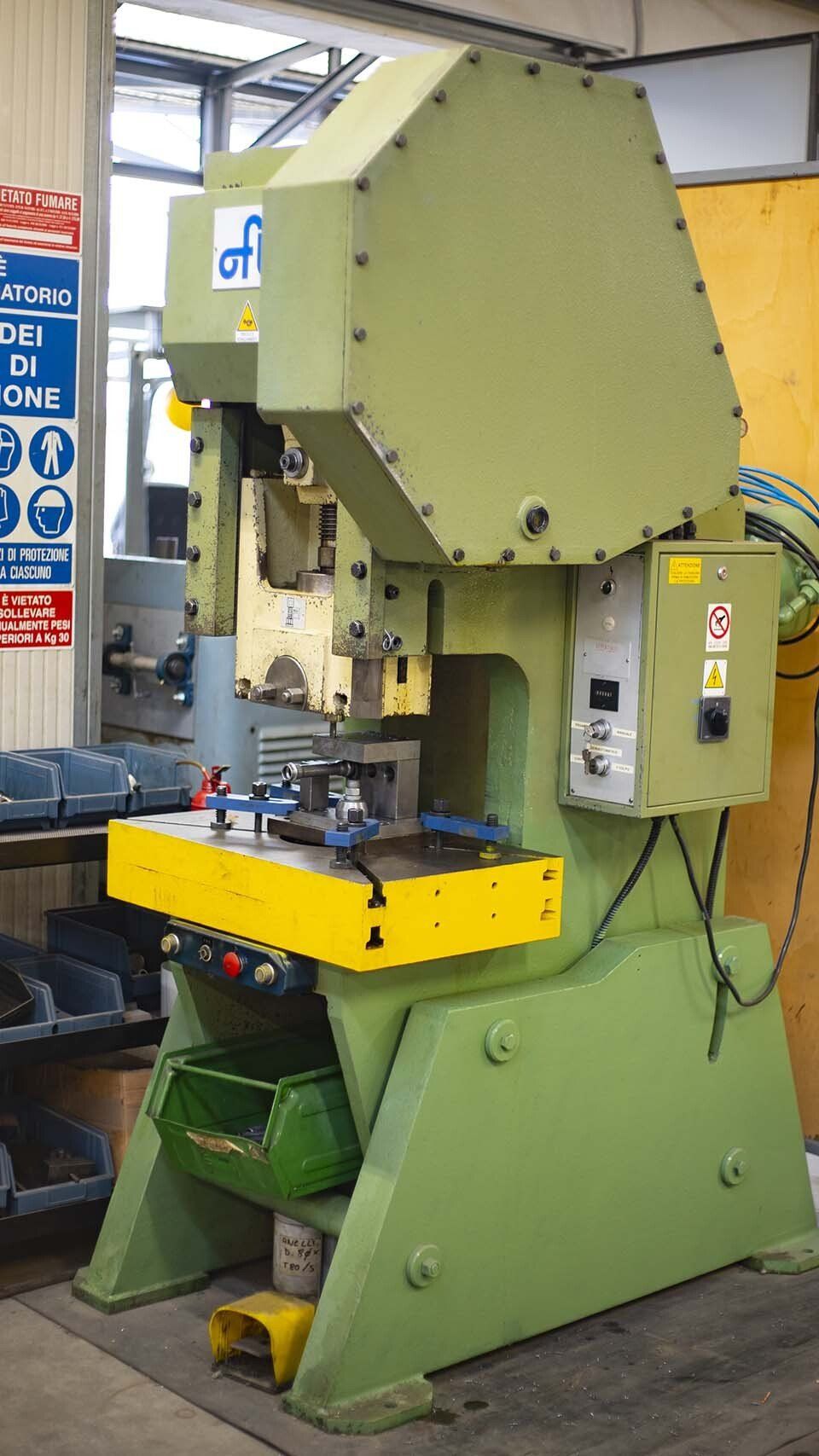 Una macchina verde e gialla è seduta in una stanza.
