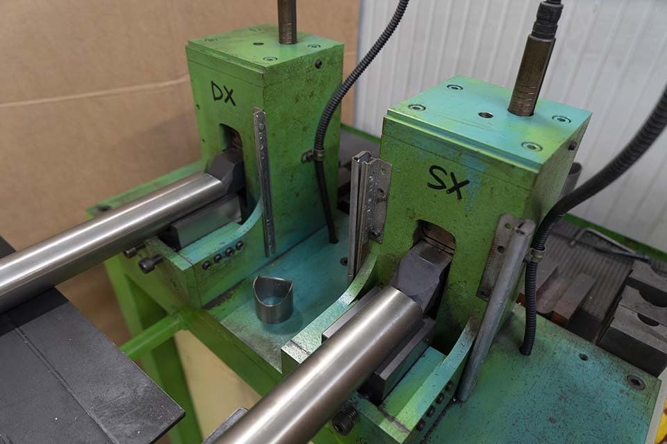 Una macchina con una scatola verde su cui è scritto xs