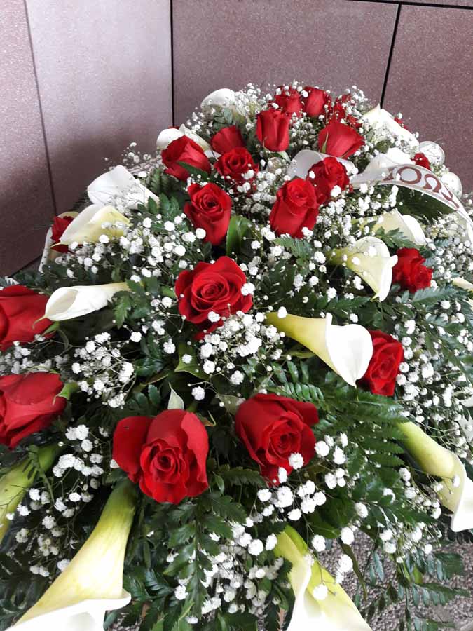 composizione floreale rossa e bianca