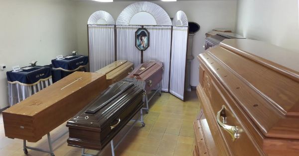 esposizione di casse funebri in legno