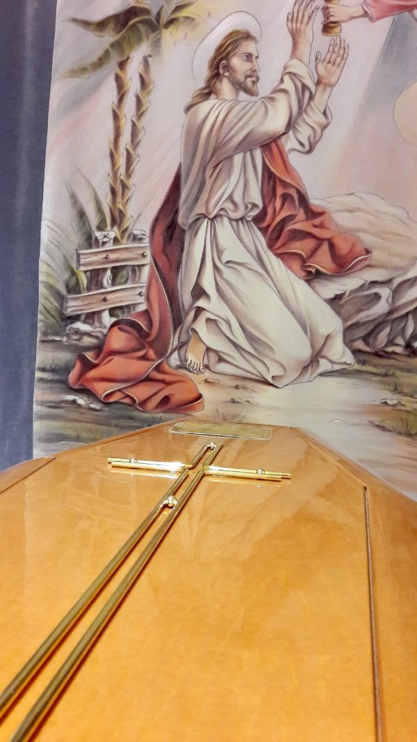 bara di legno con croce