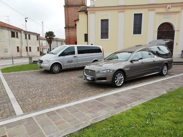 auto funebri per il trasporto della salma