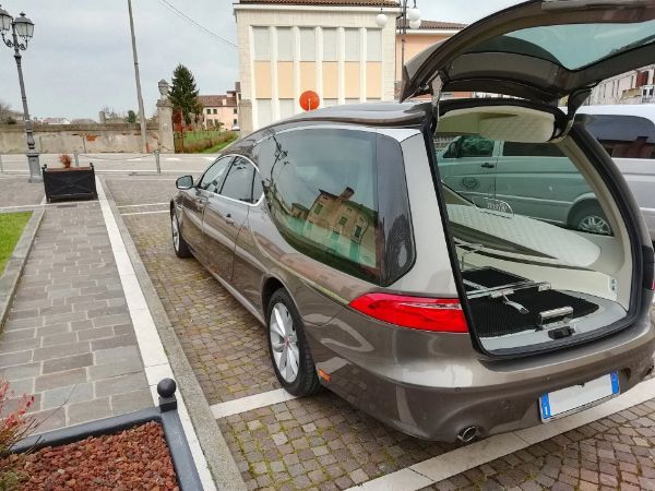 auto per il trasporto della salma