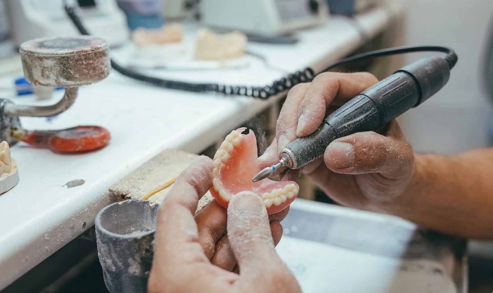 Parquet clair récemment installé dans une pièce avec une fenêtre, des murs non finis et un pied de biche rouge.