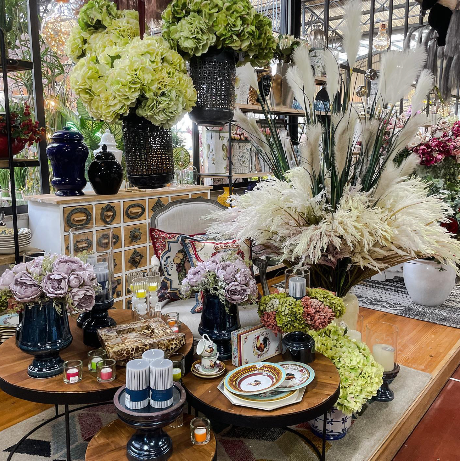 fiori gialli in vasi bianchi