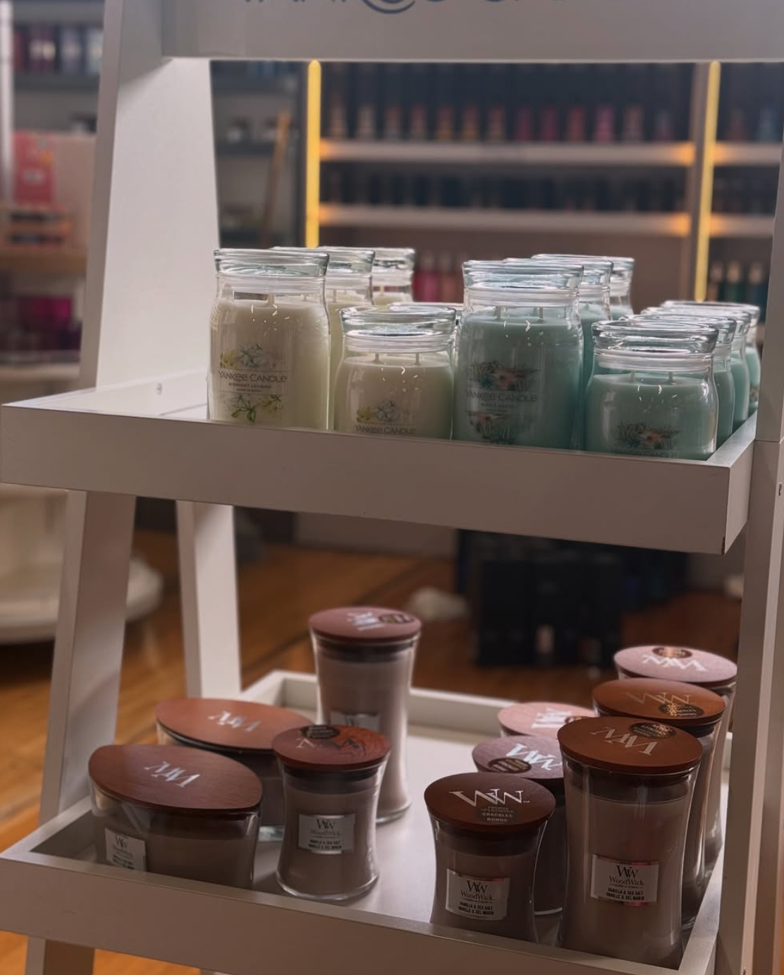 fiori gialli in vasi bianchi