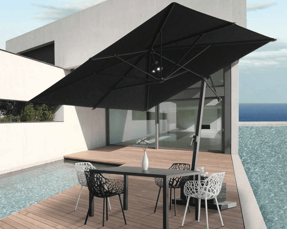 Un tavolo con delle sedie e un ombrellone in un giardino